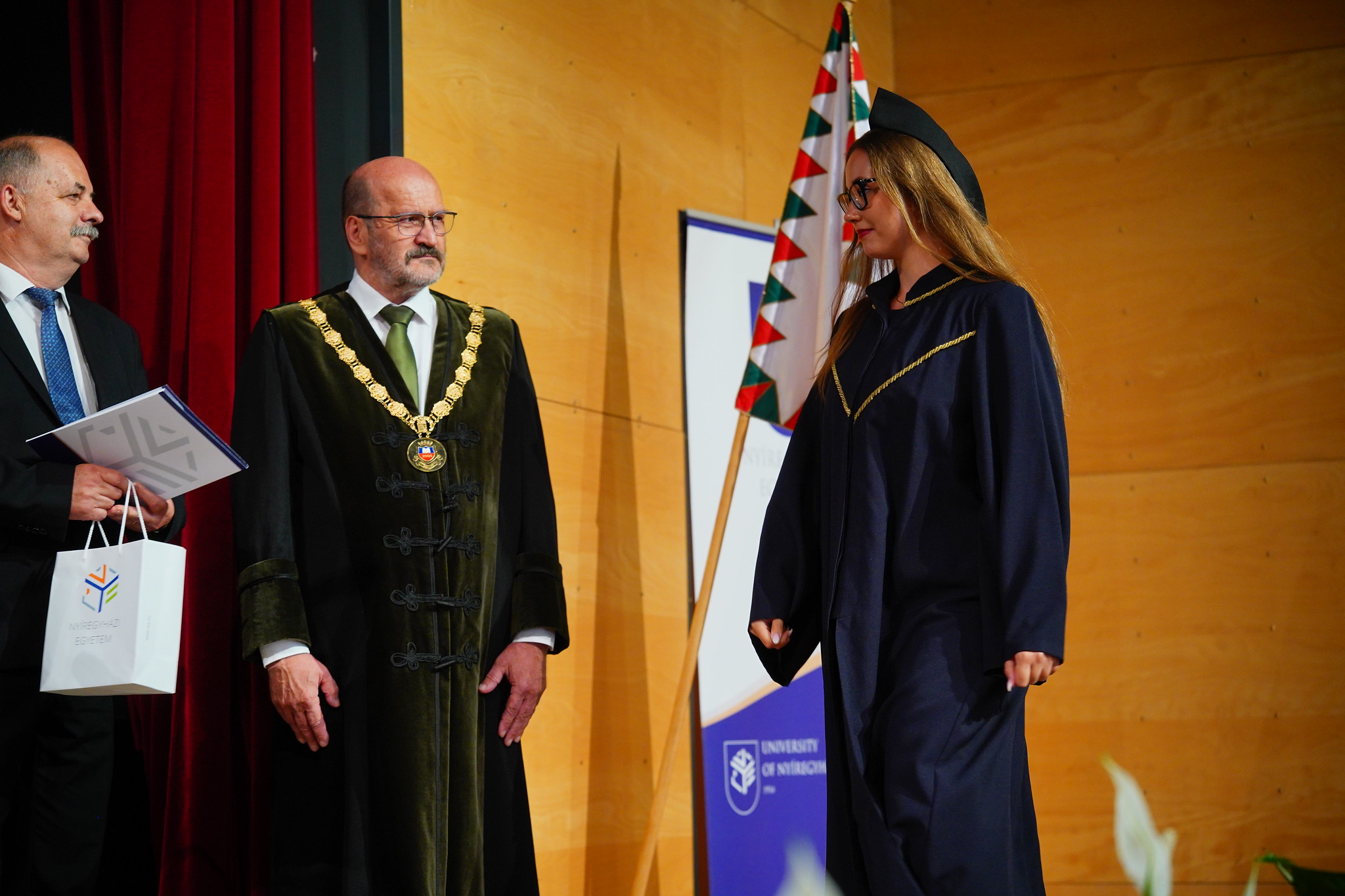 Mező András-díj-at vehetett át 2026. július 4-én Petrohán Csenge, a Nyelv-és Irodalomtudományi Intézet végzős hallgatója.