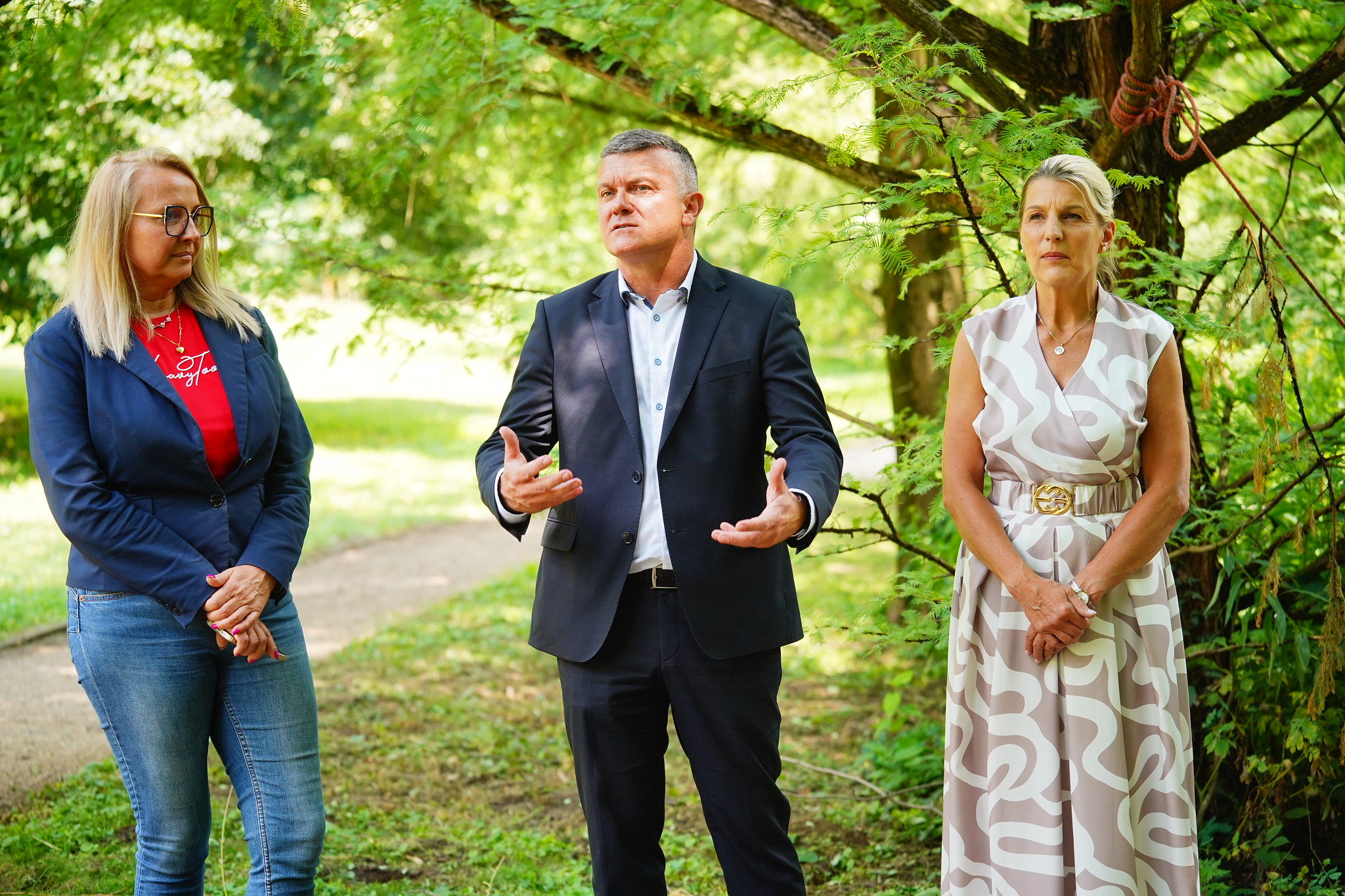 Balról jobbra: Dobróné Dr. Tóth Márta, főiskolai tanár, a Lónyay Menyhért Szakkollégium tanárelnöke, Dr. Kovács Zoltán, elnöki feladatok ellátásával megbízott elnökhelyettes és Dr. Vajda Ildikó, oktatási elnökhelyettes