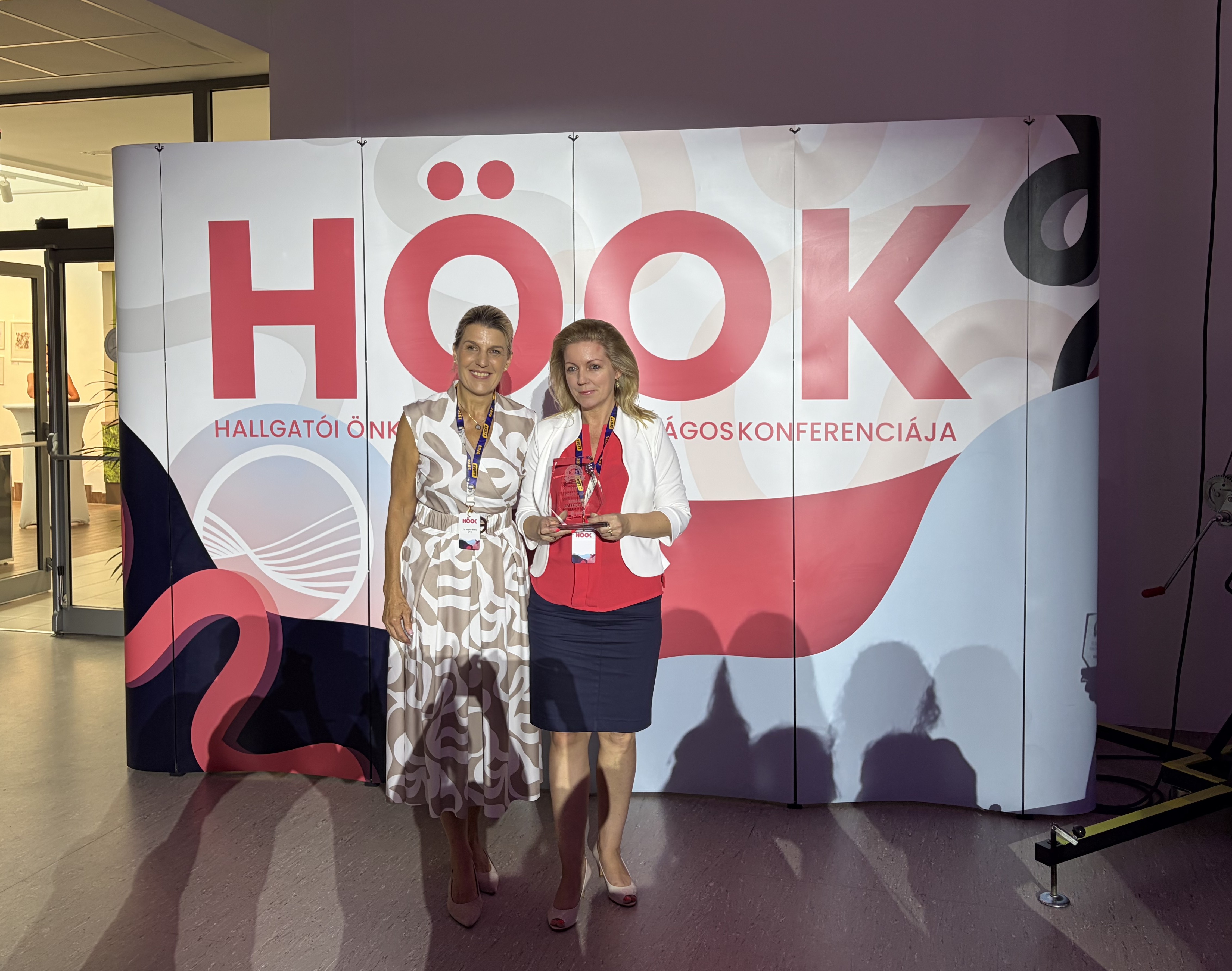 Balról jobbra: Dr. Vajda Ildikó, a Nyíregyházi Egyetem oktatási elnökhelyettese és Barabásné Dr. Kárpáti Dóra, a Gazdálkodástudományi Intézet igazgatója.