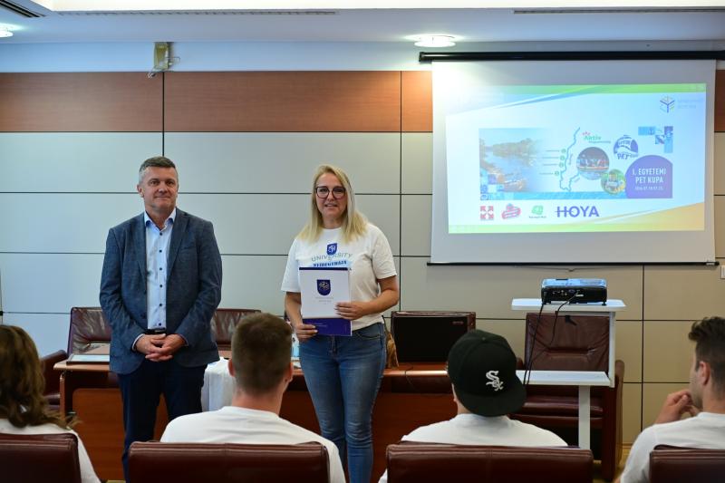 Dr. Kovács Zoltán elnökhelyettes és Dobróné dr. Tóth Márta főiskolai tanár, a csapat egyik mentora (fotó: Szarka Lajos)