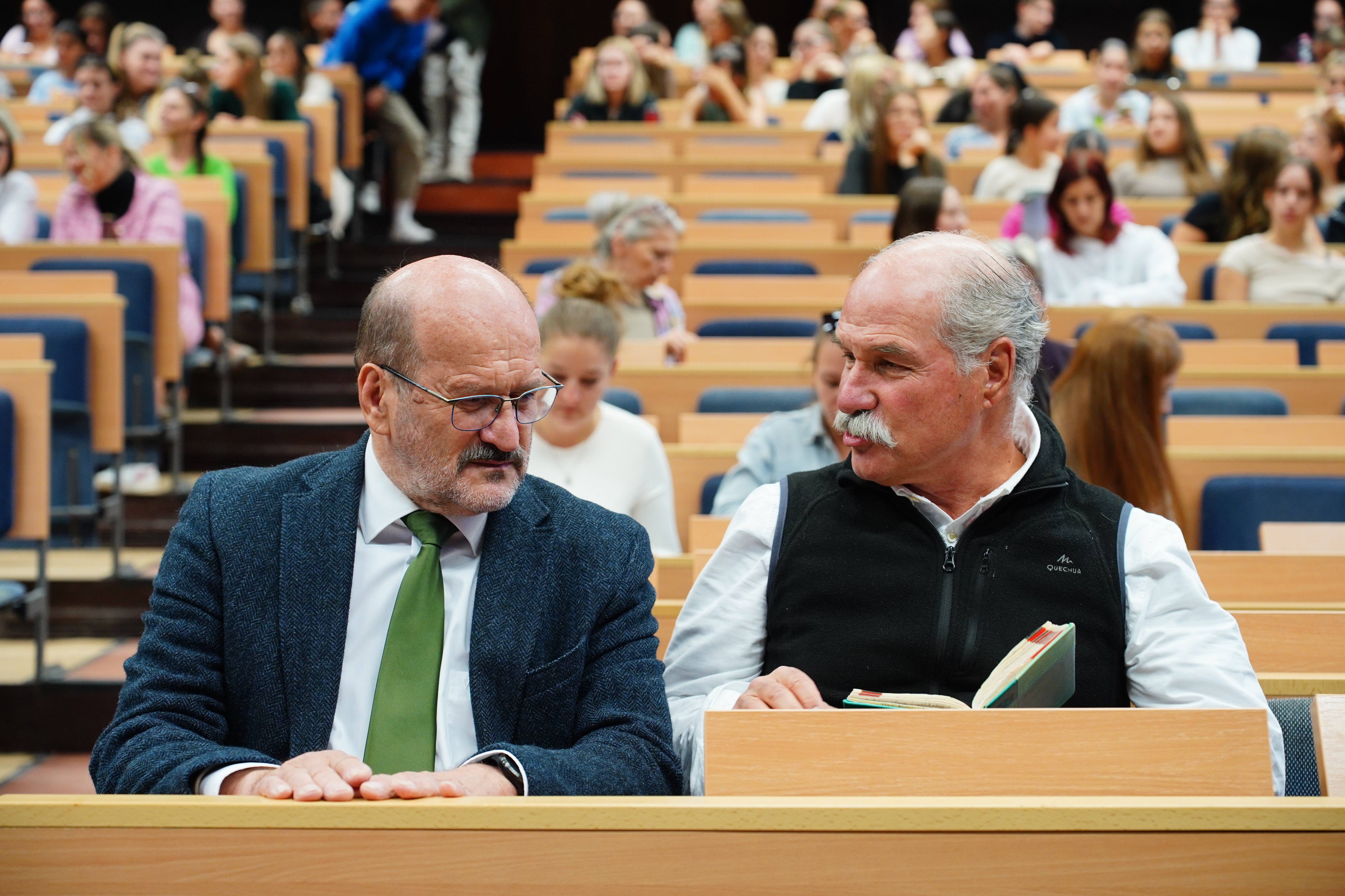 balról jobbra: Dr. Szabó György, rektor és Berecz András, Kossuth-díjas ének- és mesemondó