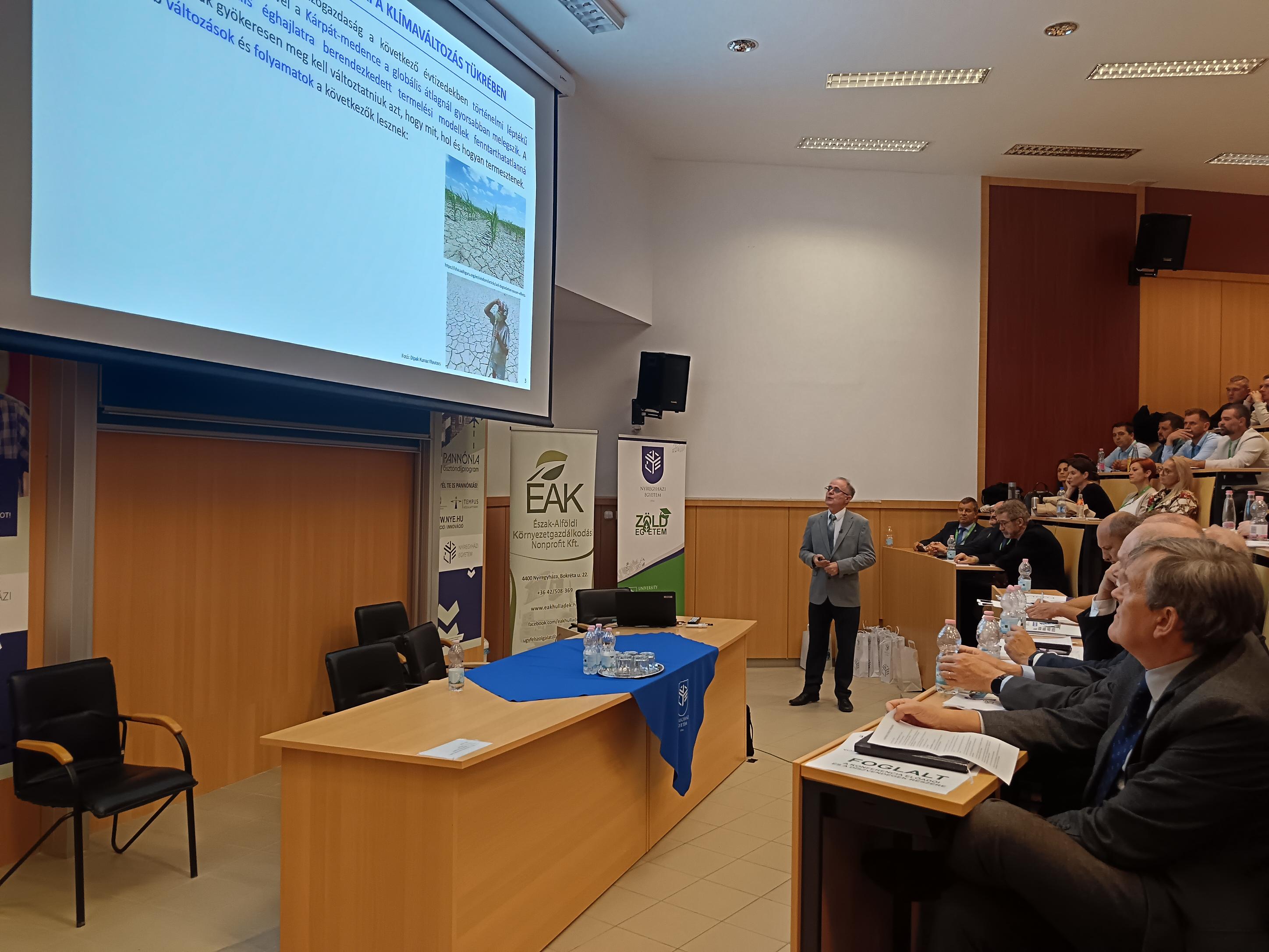 Prof. Dr. Simon László, egyetemi tanár, az MTA doktora (NyE)